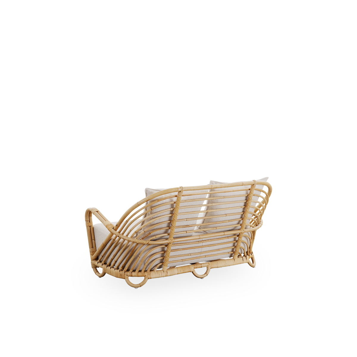 Sidevinkel bagfra af Charlottenborg 2-personers sofa i poleret naturlig rattan, designet af Arne Jacobsen. Sofaen har en buet ryg og armlæn integreret i basen, håndlavet af højkvalitets indonesisk rattan.