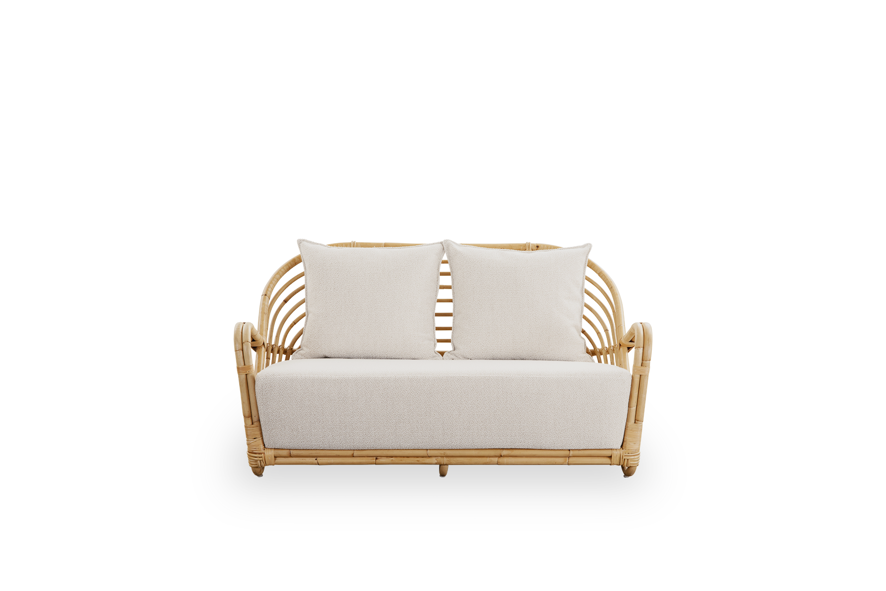 Ren front vinkel af Charlottenborg 2-personers sofa i poleret naturlig rattan, designet af Arne Jacobsen. Sofaen har en buet ryg og armlæn integreret i basen, håndlavet i indonesisk rattan af høj kvalitet.