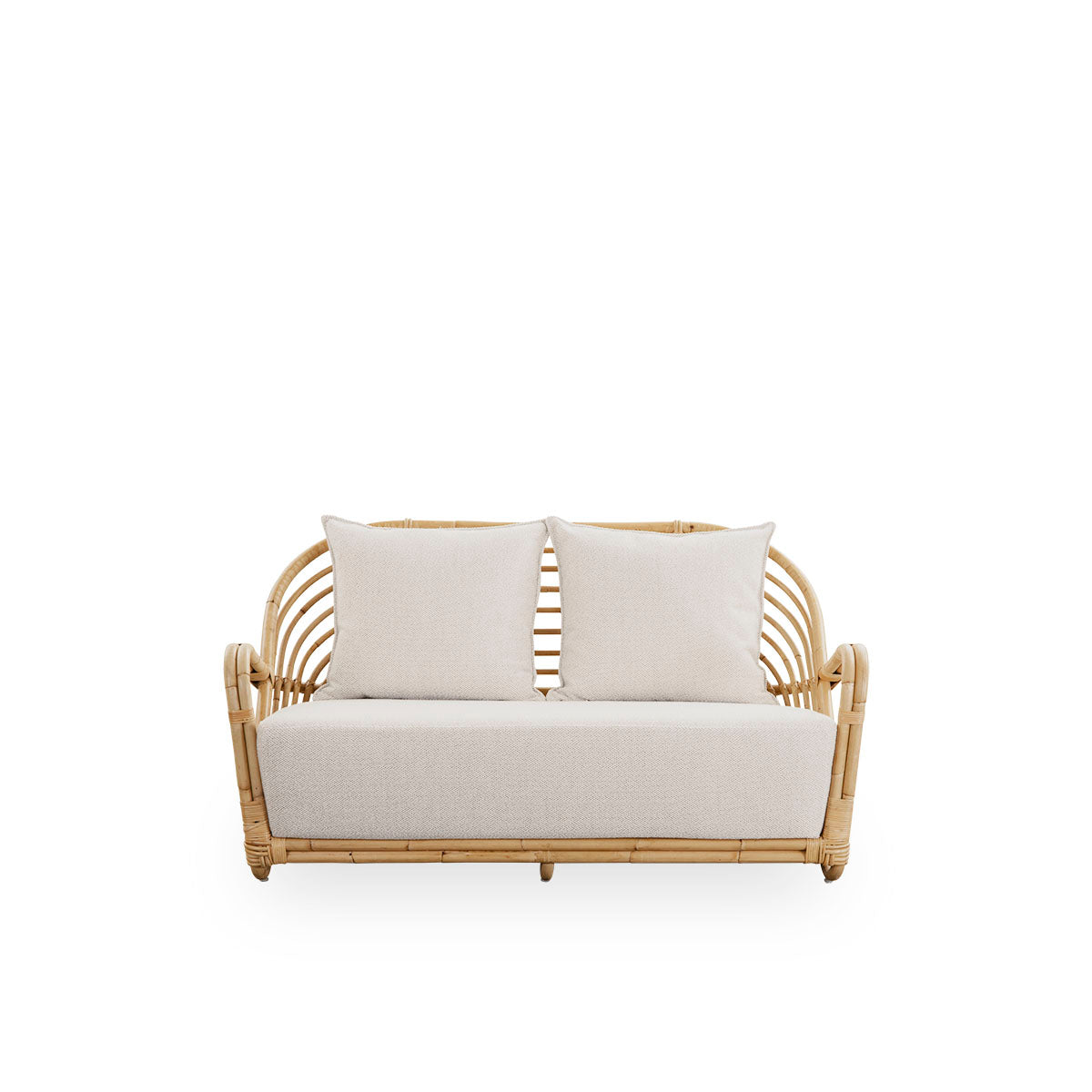 Ren front vinkel af Charlottenborg 2-personers sofa i poleret naturlig rattan, designet af Arne Jacobsen. Sofaen har en buet ryg og armlæn integreret i basen, håndlavet i indonesisk rattan af høj kvalitet.