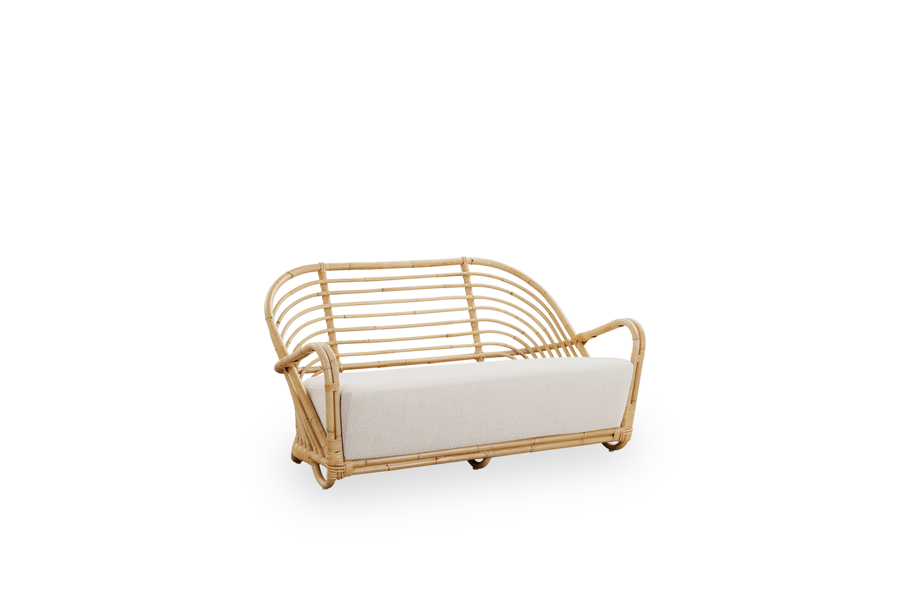 Side view af Charlottenborg 2-personers sofa i poleret naturlig rattan, designet af Arne Jacobsen. Sofaen har en buet ryg og armlæn integreret i basen, håndlavet i rattan af høj kvalitet fra Indonesien.