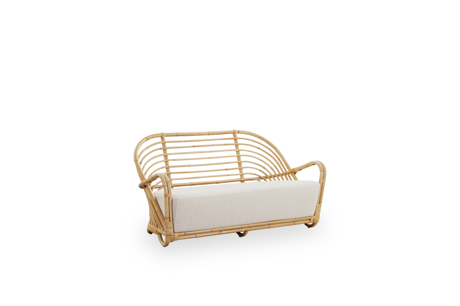 Side view af Charlottenborg 2-personers sofa i poleret naturlig rattan, designet af Arne Jacobsen. Sofaen har en buet ryg og armlæn integreret i basen, håndlavet i rattan af høj kvalitet fra Indonesien.