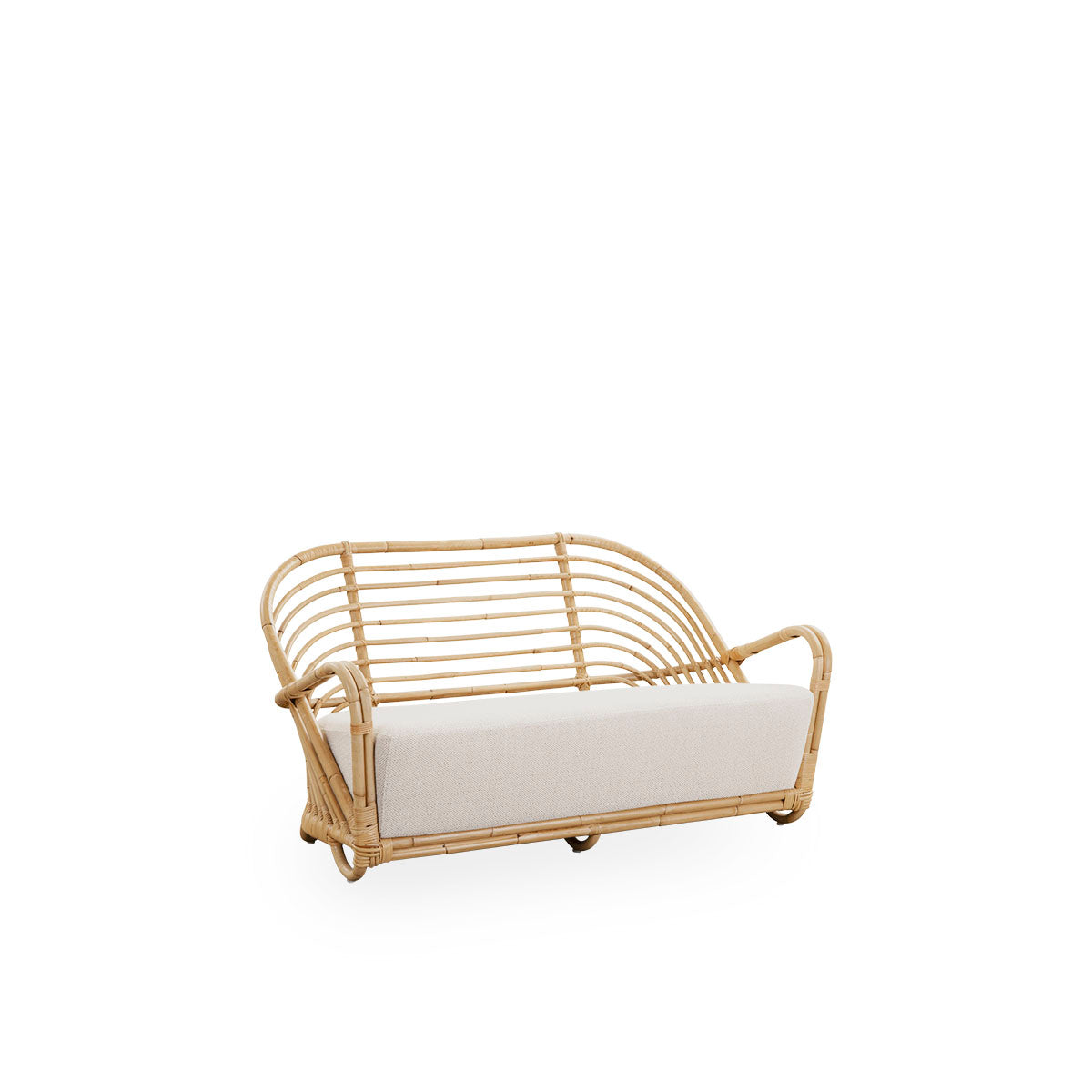 Side view af Charlottenborg 2-personers sofa i poleret naturlig rattan, designet af Arne Jacobsen. Sofaen har en buet ryg og armlæn integreret i basen, håndlavet i rattan af høj kvalitet fra Indonesien.