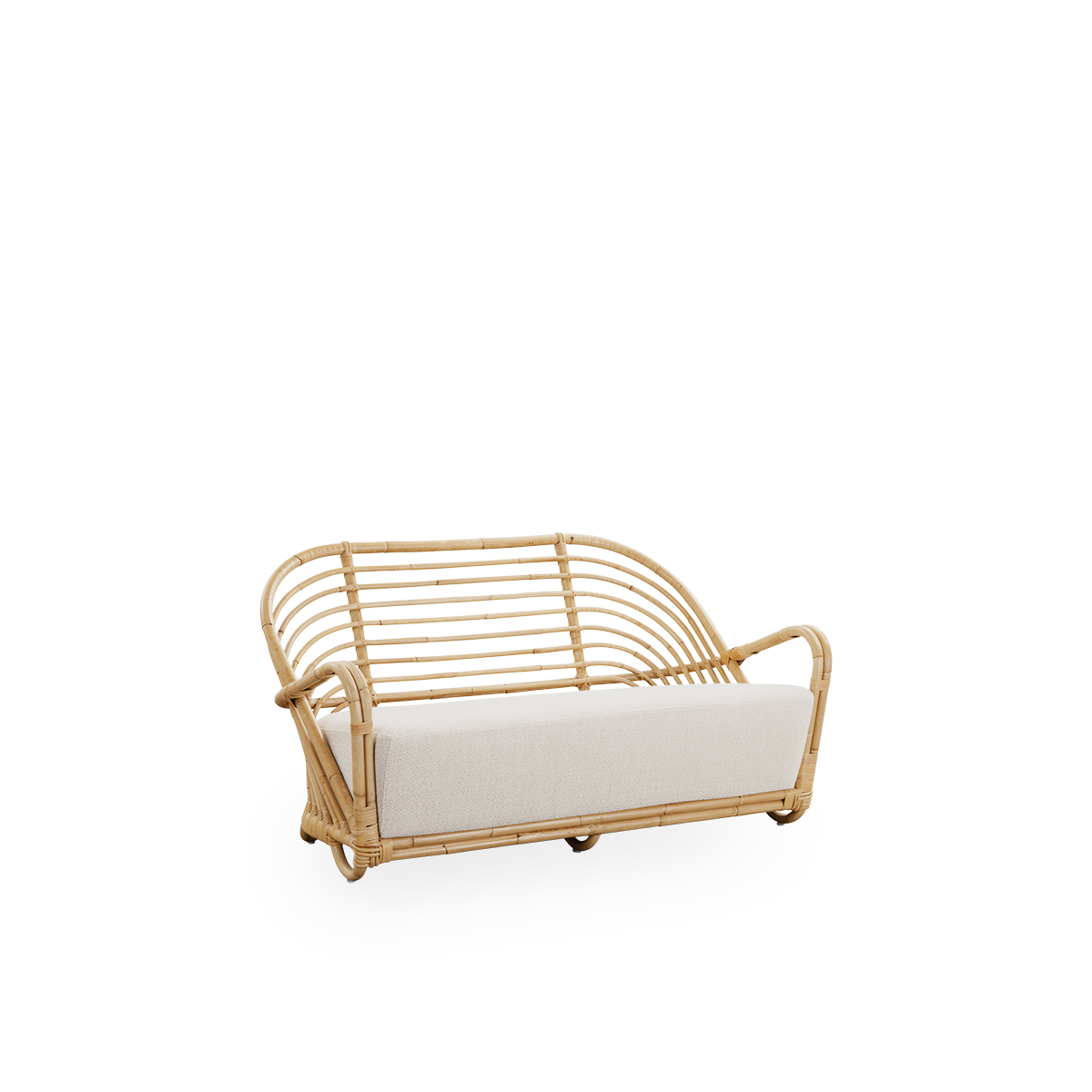 Side view af Charlottenborg 2-personers sofa i poleret naturlig rattan, designet af Arne Jacobsen. Sofaen har en buet ryg og armlæn integreret i basen, håndlavet i rattan af høj kvalitet fra Indonesien.