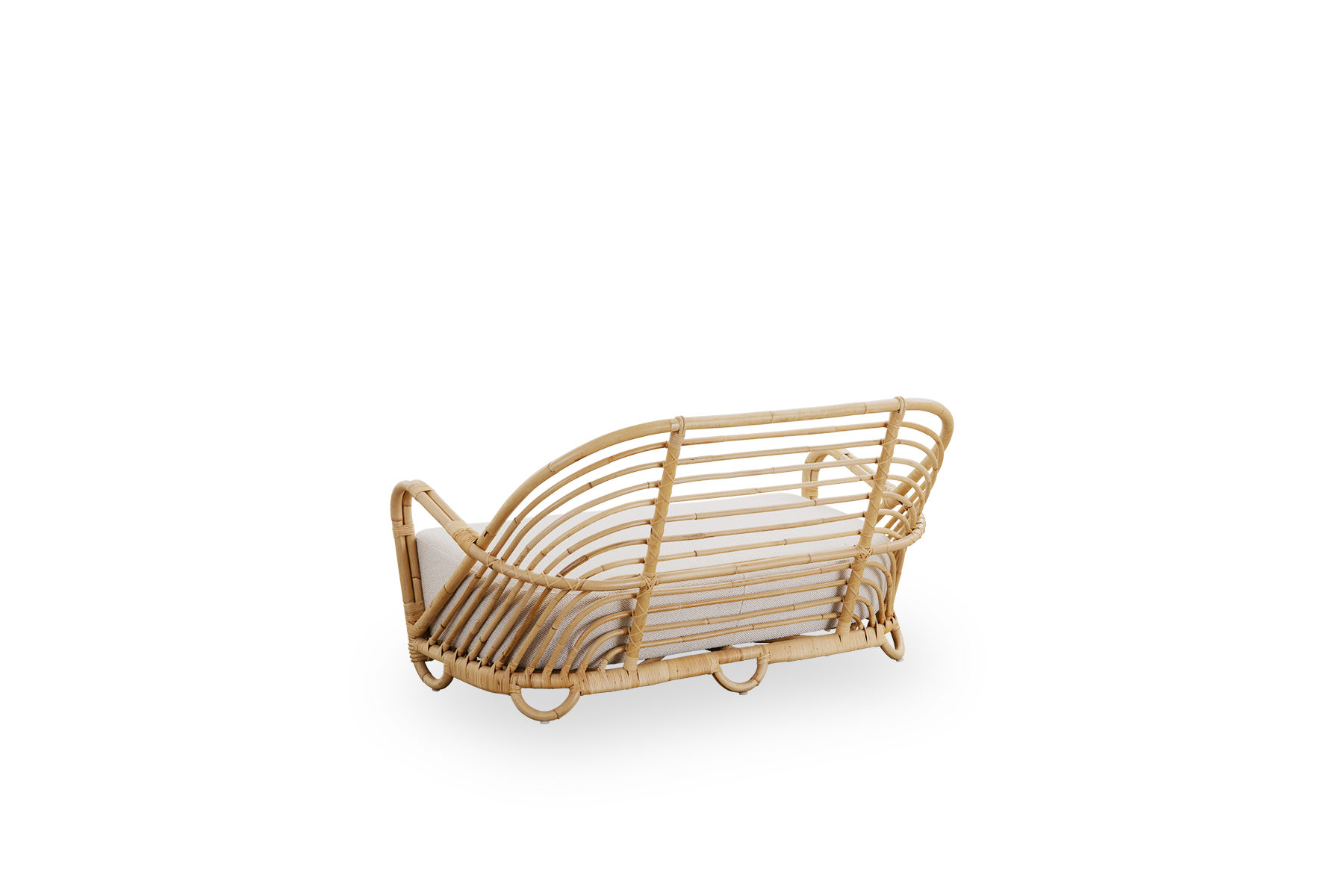 Sidevinkel bagfra af Charlottenborg 2-personers sofa i poleret naturlig rattan, designet af Arne Jacobsen. Sofaen har en buet ryg og armlæn integreret i basen, håndlavet af højkvalitets indonesisk rattan.