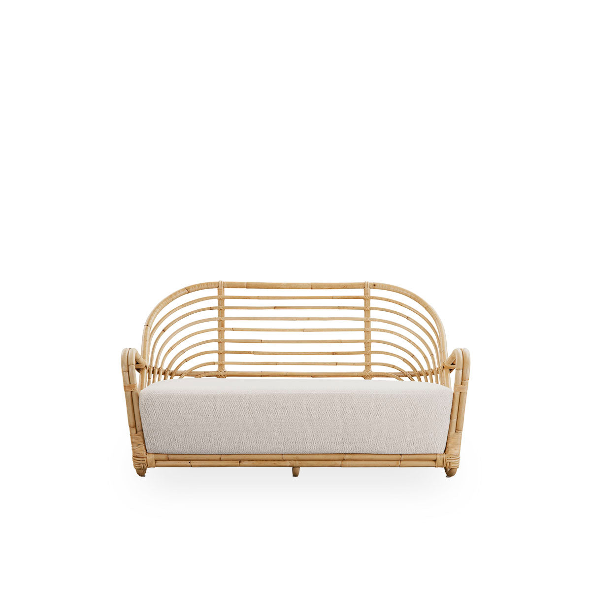 Ren front vinkel af Charlottenborg 2-personers sofa i poleret naturlig rattan, designet af Arne Jacobsen. Sofaen har en buet ryg og armlæn integreret i basen, håndlavet i indonesisk rattan af høj kvalitet.