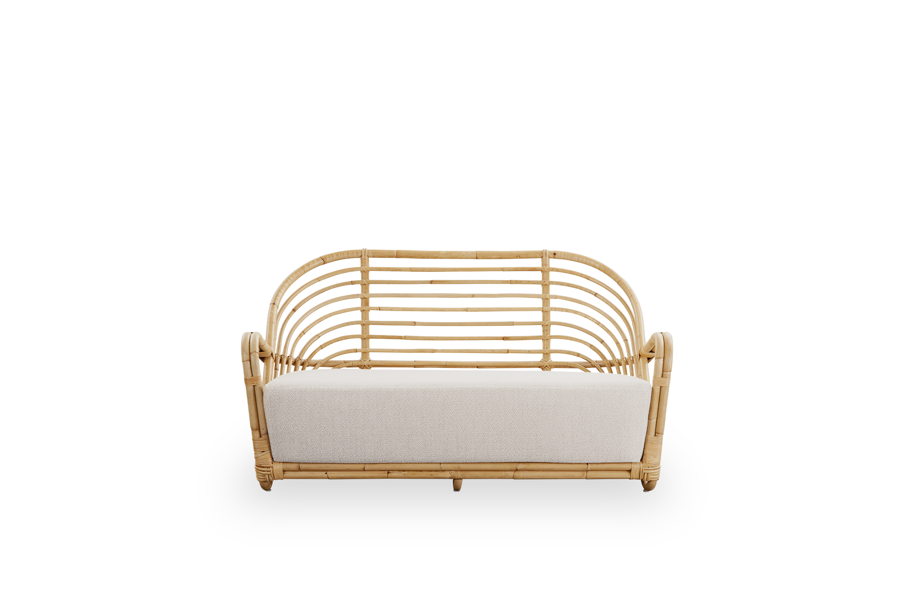 Ren front vinkel af Charlottenborg 2-personers sofa i poleret naturlig rattan, designet af Arne Jacobsen. Sofaen har en buet ryg og armlæn integreret i basen, håndlavet i indonesisk rattan af høj kvalitet.