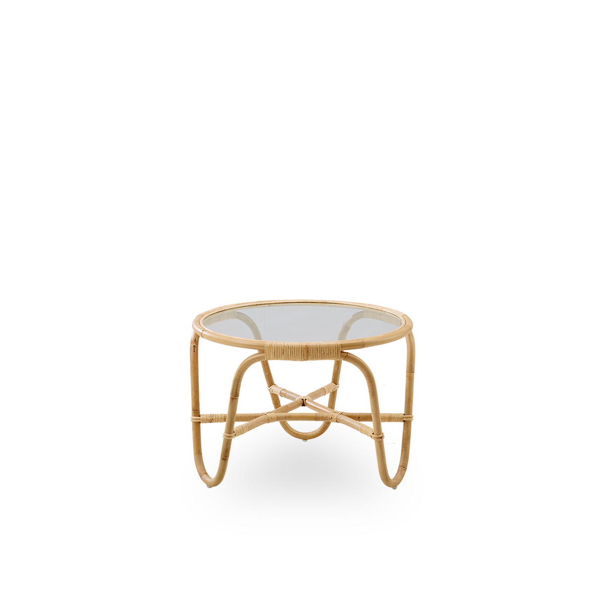 Side view af Charlottenborg sofabord, designet af Arne Jacobsen, et rundt fletsofabord med integreret glasplade, håndlavet i rattan af høj kvalitet fra Indonesien.