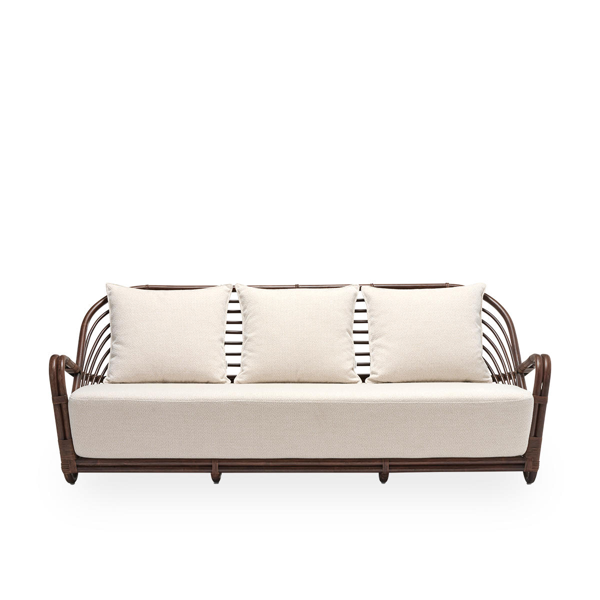 Visning forfra af Charlottenborg 3-personers sofa med sæde- og ryghynder, i brun rattan. Oprindeligt designet af Arne Jacobsen i 1936; det buede ryglæn glider elegant over i armlænene. Håndlavet i rattan.
