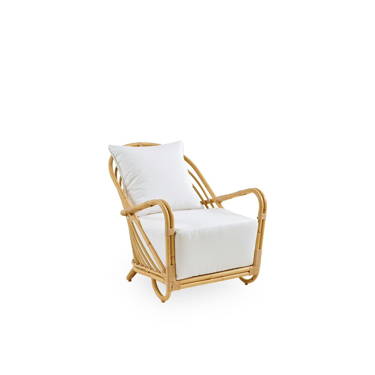 Side view af Charlottenborg udendørs loungestol i rattan-look, designet af Arne Jacobsen. Stolen har en buet ryg og armlæn integreret i basen, håndlavet med Alu-Rattan-ramme og flettede ArtFibre-detaljer.