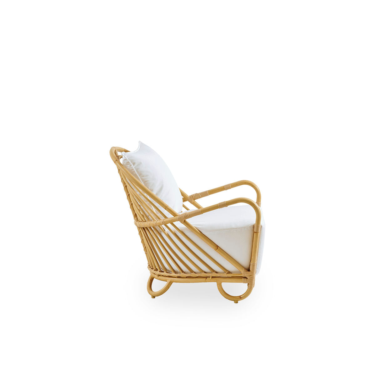 Ren sidevisning af Charlottenborg Exterior loungestol i rattan-look, designet af Arne Jacobsen. Stolen har en buet ryg og armlæn integreret i basen, håndlavet med en Alu-Rattan-ramme og flettede ArtFibre-detaljer.