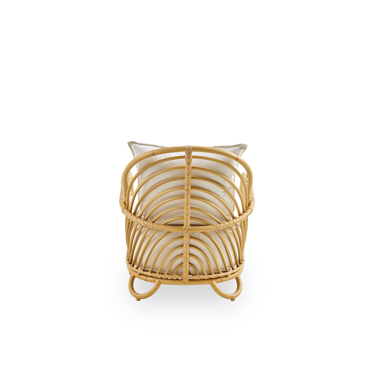 Side view af Charlottenborg udendørs loungestol i rattan-look, designet af Arne Jacobsen. Stolen har en buet ryg og armlæn integreret i basen, håndlavet med Alu-Rattan-ramme og flettede ArtFibre-detaljer.