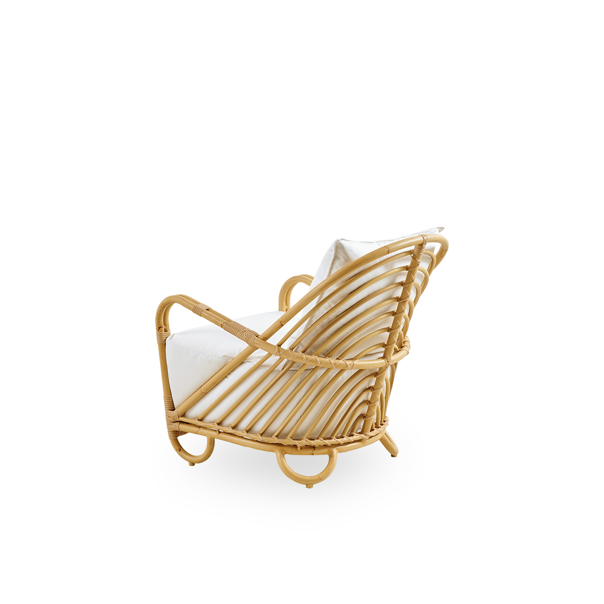 Bagfra vinkel af Charlottenborg udendørs loungestol i rattanlook, designet af Arne Jacobsen. Stolen har en buet ryg og armlæn integreret i basen, håndlavet med en Alu-Rattan-ramme og flettede ArtFibre-detaljer.