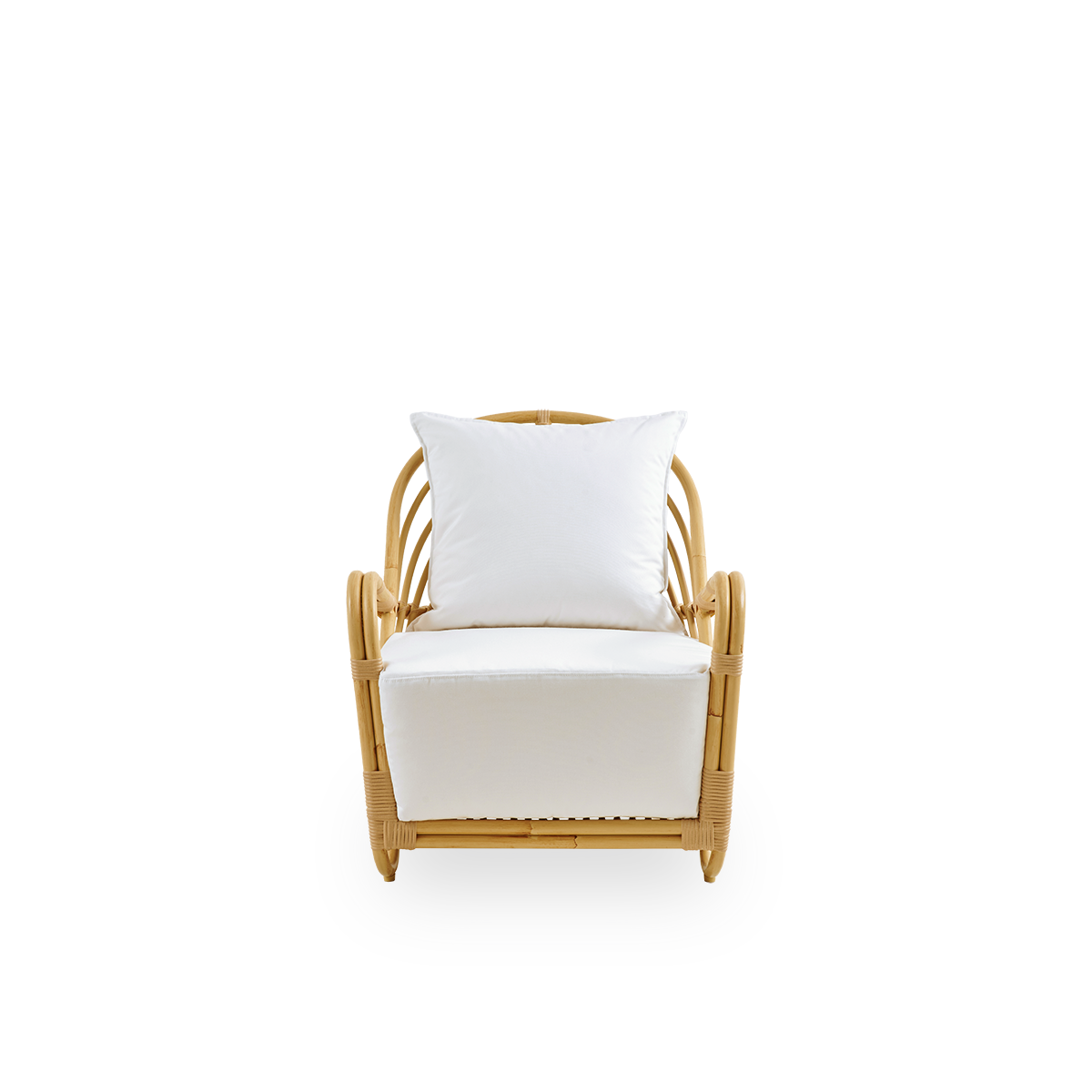 Ren front vinkel af Charlottenborg Exterior loungestol i rattan-look, designet af Arne Jacobsen. Stolen har en buet ryg og armlæn integreret i basen, håndlavet med en Alu-Rattan-ramme og flettede ArtFibre-detaljer.