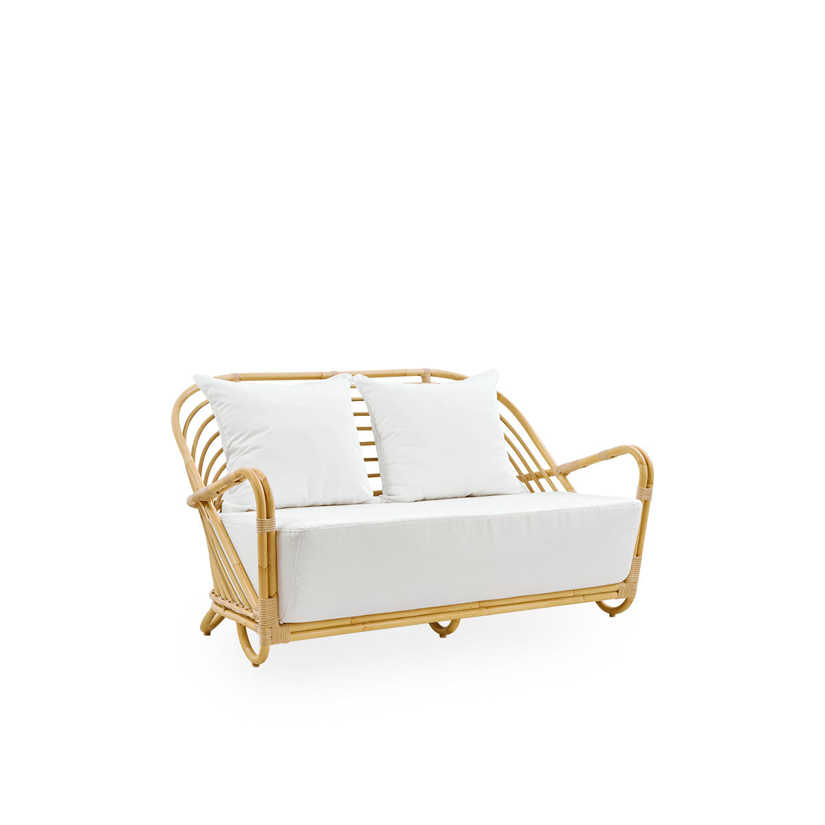 Side view af Charlottenborg udendørs 2-personers sofa i rattan-look, designet af Arne Jacobsen. Sofaen har en buet ryg og armlæn integreret i basen, håndlavet med Alu-Rattan-ramme og flettede ArtFibre-detaljer.