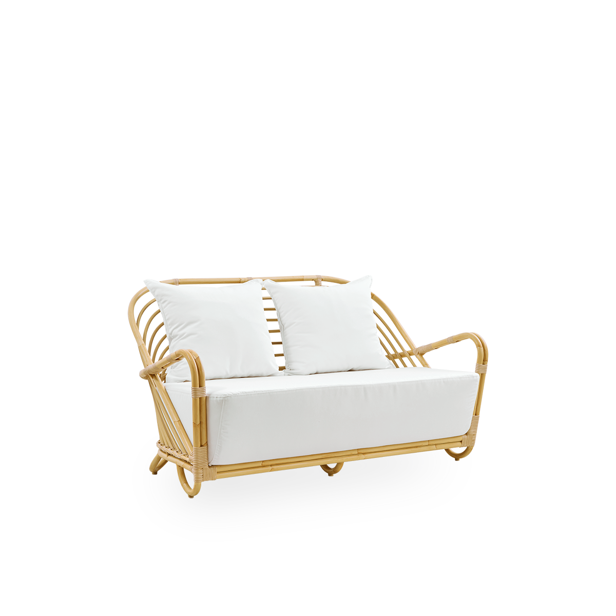 Side view af Charlottenborg udendørs 2-personers sofa i rattan-look, designet af Arne Jacobsen. Sofaen har en buet ryg og armlæn integreret i basen, håndlavet med Alu-Rattan-ramme og flettede ArtFibre-detaljer.