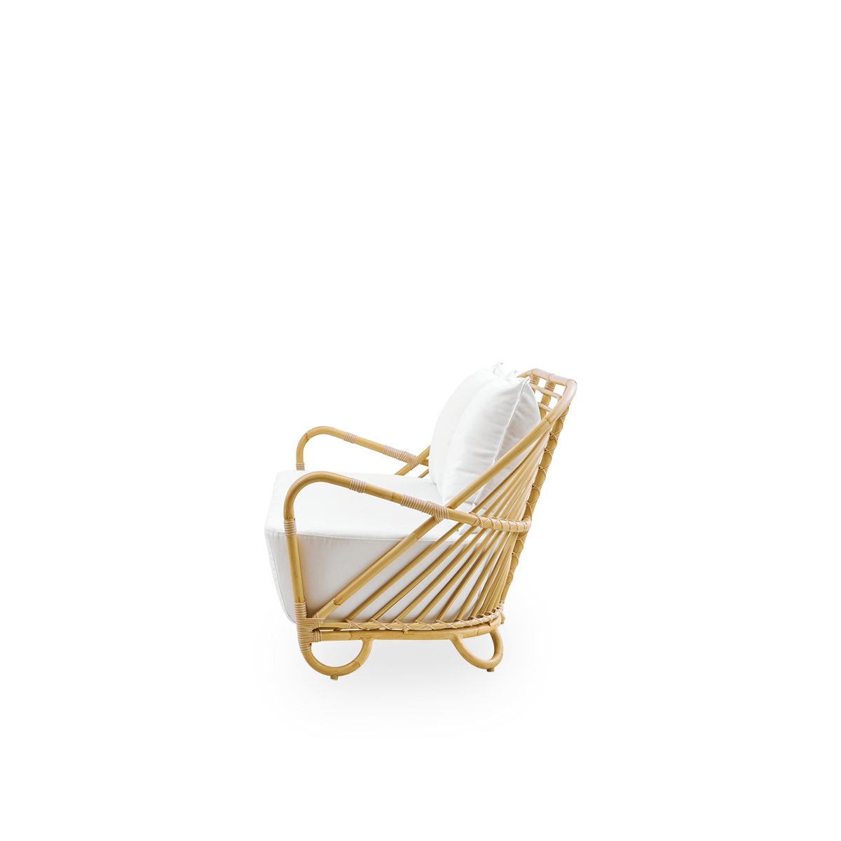 Ren sidevisning af Charlottenborg Exterior 2-personers sofa i rattan-look, designet af Arne Jacobsen. Sofaen har en buet ryg og armlæn integreret i basen, håndlavet med en Alu-Rattan-ramme og flettede ArtFibre-detaljer.