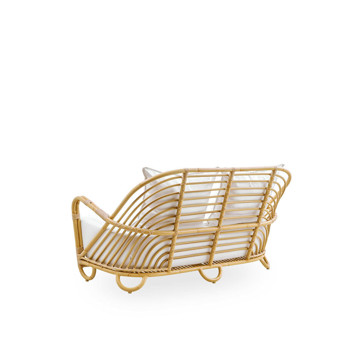 Bagfra vinkel af Charlottenborg udendørs 2-personers sofa i rattanlook, designet af Arne Jacobsen. Sofaen har en buet ryg og armlæn integreret i basen, håndlavet med en Alu-Rattan-ramme og flettede ArtFibre-detaljer.