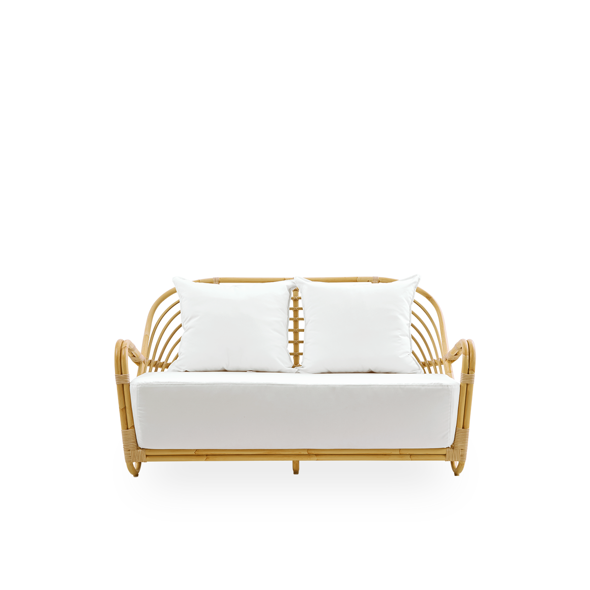 Ren front vinkel af Charlottenborg Exterior 2-personers sofa i rattan-look, designet af Arne Jacobsen. Sofaen har en buet ryg og armlæn integreret i basen, håndlavet med en Alu-Rattan-ramme og flettede ArtFibre-detaljer.
