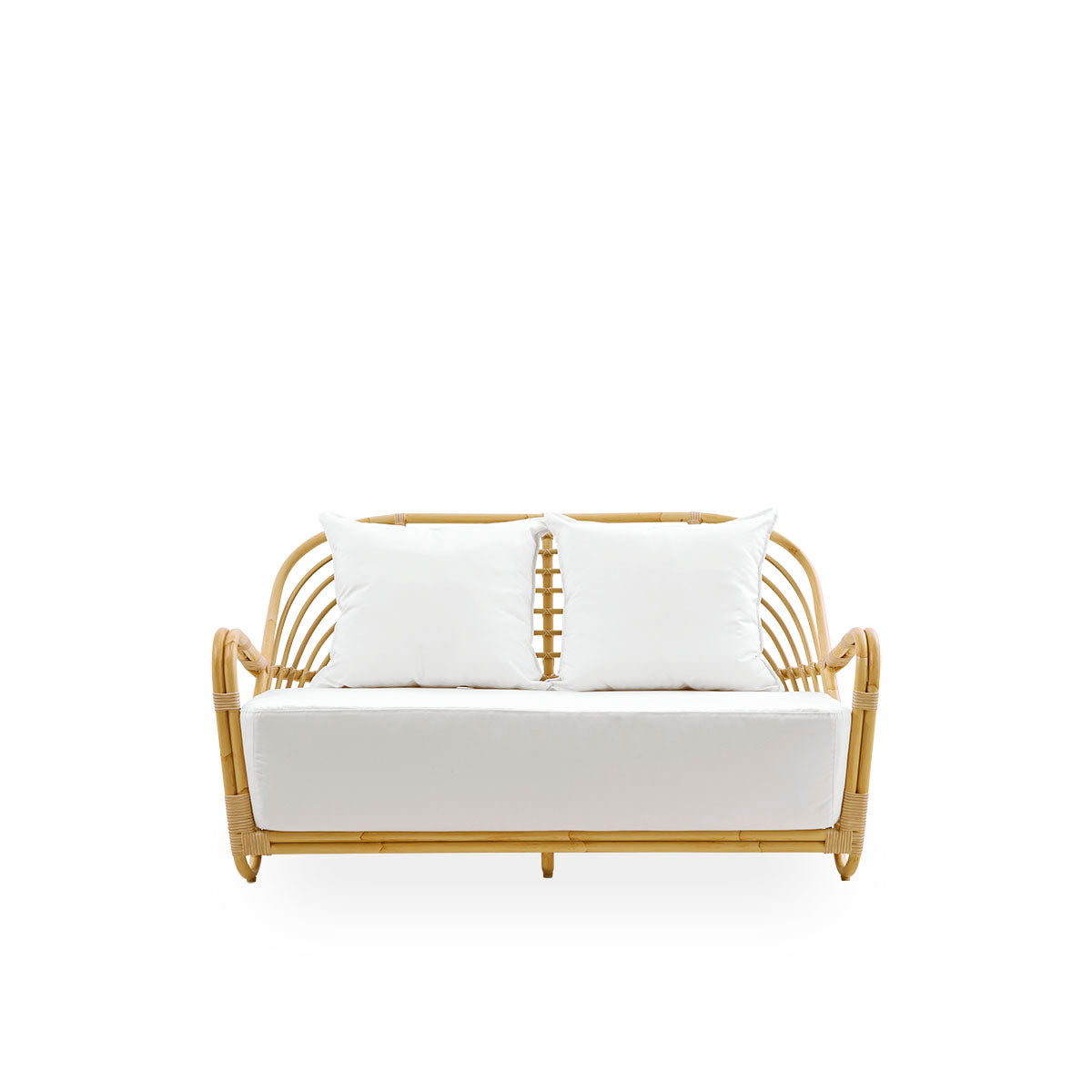 Ren front vinkel af Charlottenborg Exterior 2-personers sofa i rattan-look, designet af Arne Jacobsen. Sofaen har en buet ryg og armlæn integreret i basen, håndlavet med en Alu-Rattan-ramme og flettede ArtFibre-detaljer.