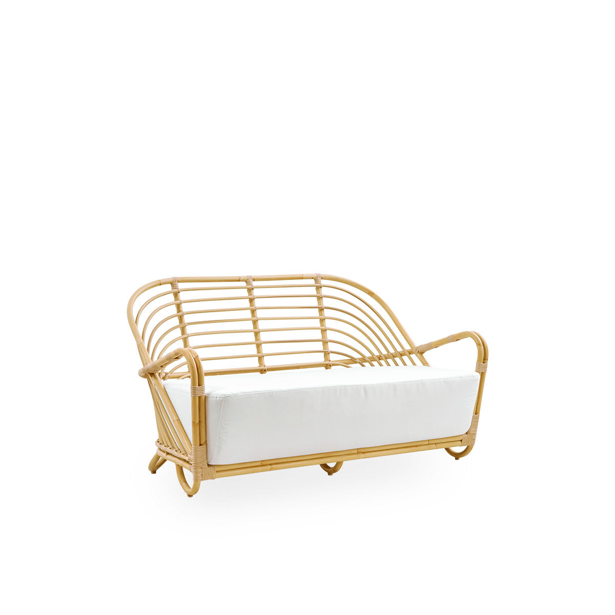 Side view af Charlottenborg udendørs 2-personers sofa i rattan-look, designet af Arne Jacobsen. Sofaen har en buet ryg og armlæn integreret i basen, håndlavet med Alu-Rattan-ramme og flettede ArtFibre-detaljer.