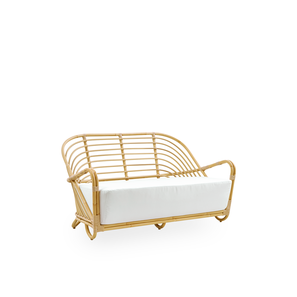 Side view af Charlottenborg udendørs 2-personers sofa i rattan-look, designet af Arne Jacobsen. Sofaen har en buet ryg og armlæn integreret i basen, håndlavet med Alu-Rattan-ramme og flettede ArtFibre-detaljer.