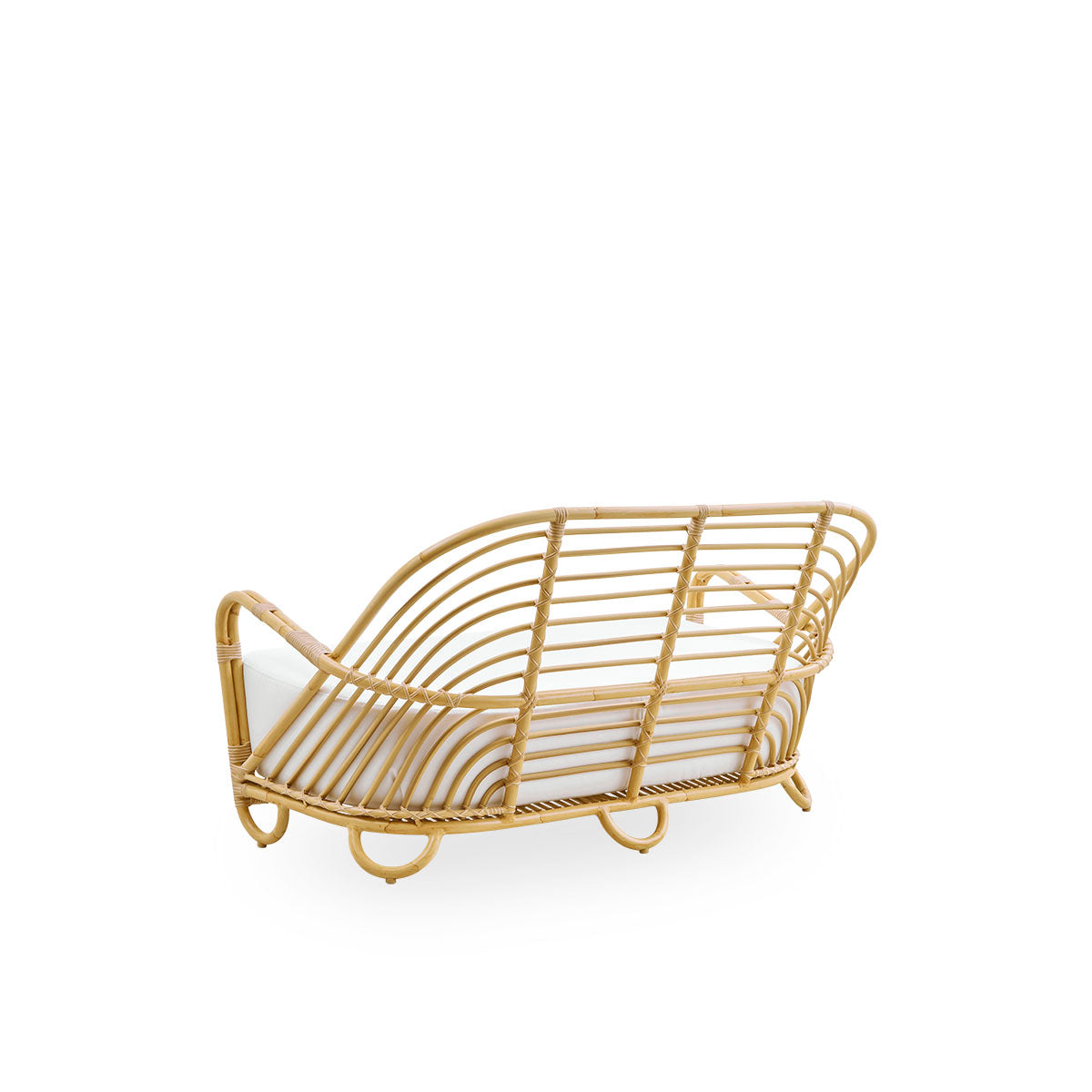 Bagfra vinkel af Charlottenborg udendørs 2-personers sofa i rattanlook, designet af Arne Jacobsen. Sofaen har en buet ryg og armlæn integreret i basen, håndlavet med en Alu-Rattan-ramme og flettede ArtFibre-detaljer.