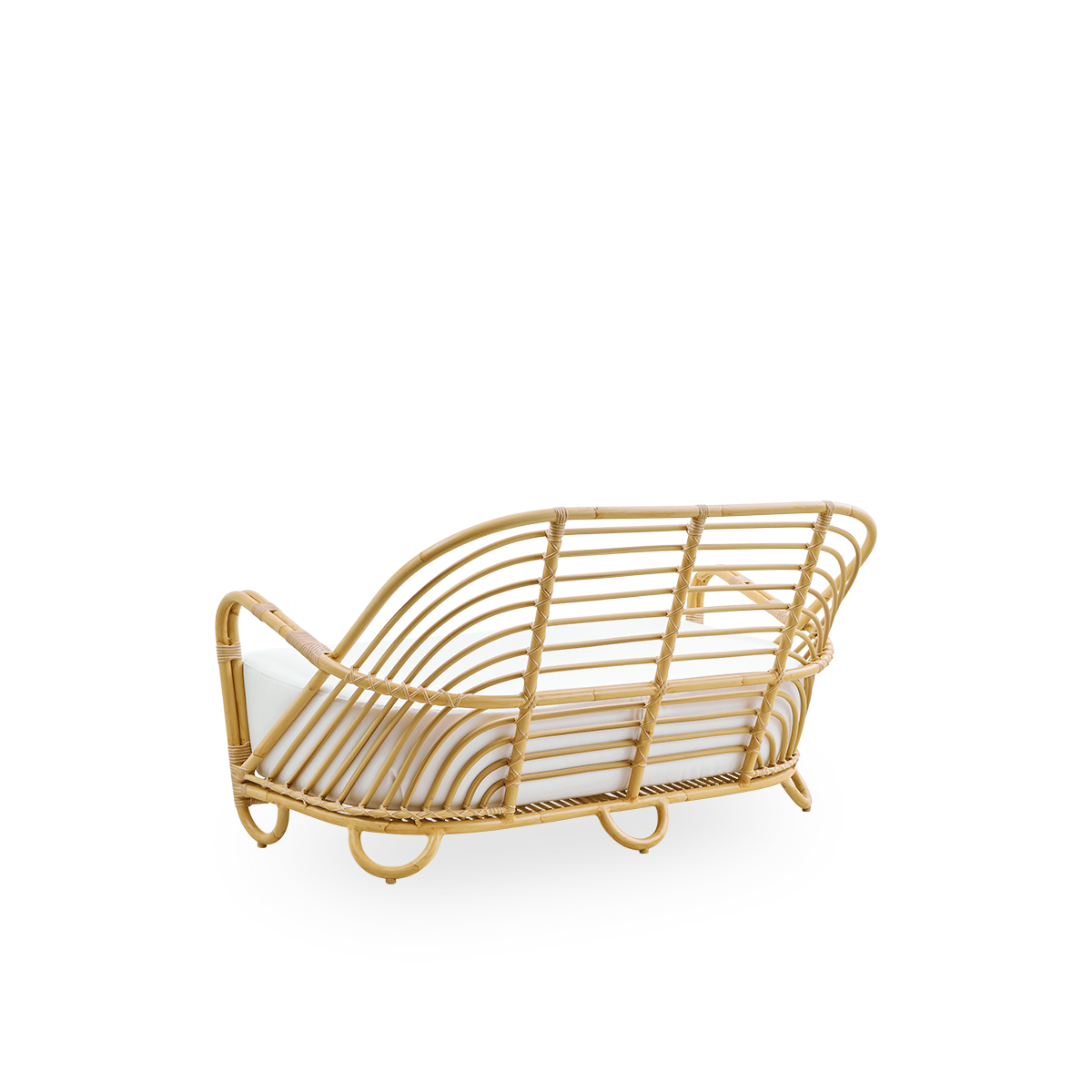 Bagfra vinkel af Charlottenborg udendørs 2-personers sofa i rattanlook, designet af Arne Jacobsen. Sofaen har en buet ryg og armlæn integreret i basen, håndlavet med en Alu-Rattan-ramme og flettede ArtFibre-detaljer.