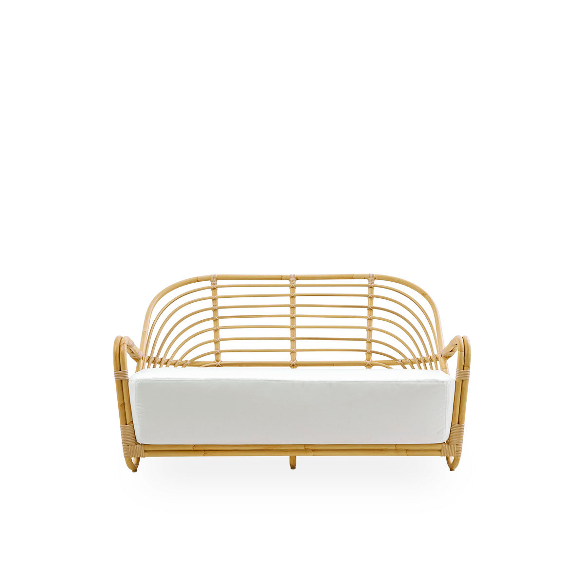 Ren front vinkel af Charlottenborg Exterior 2-personers sofa i rattan-look, designet af Arne Jacobsen. Sofaen har en buet ryg og armlæn integreret i basen, håndlavet med en Alu-Rattan-ramme og flettede ArtFibre-detaljer.