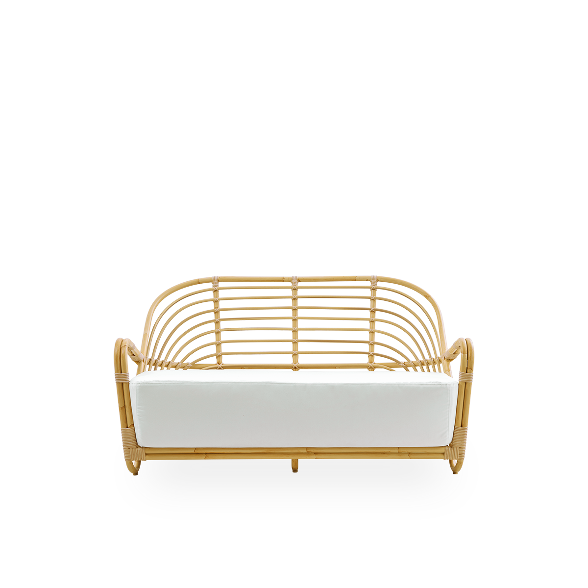 Ren front vinkel af Charlottenborg Exterior 2-personers sofa i rattan-look, designet af Arne Jacobsen. Sofaen har en buet ryg og armlæn integreret i basen, håndlavet med en Alu-Rattan-ramme og flettede ArtFibre-detaljer.