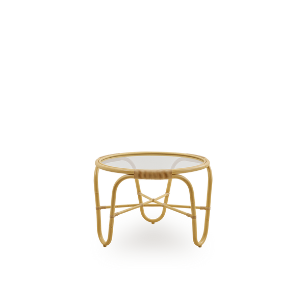 Side view af Charlottenborg sofabord i rattan-look, designet af Arne Jacobsen, et rundt sofabord med integreret glasplade, håndlavet med Alu-Rattan-ramme og flettede ArtFibre-detaljer.
