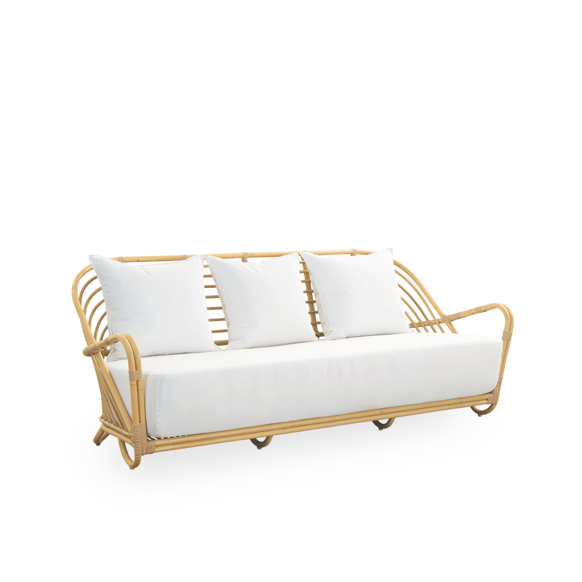 Side view af Charlottenborg udendørs 3-personers sofa i rattan-look, designet af Arne Jacobsen. Sofaen har en buet ryg og armlæn integreret i basen, håndlavet med Alu-Rattan-ramme og flettede ArtFibre-detaljer.