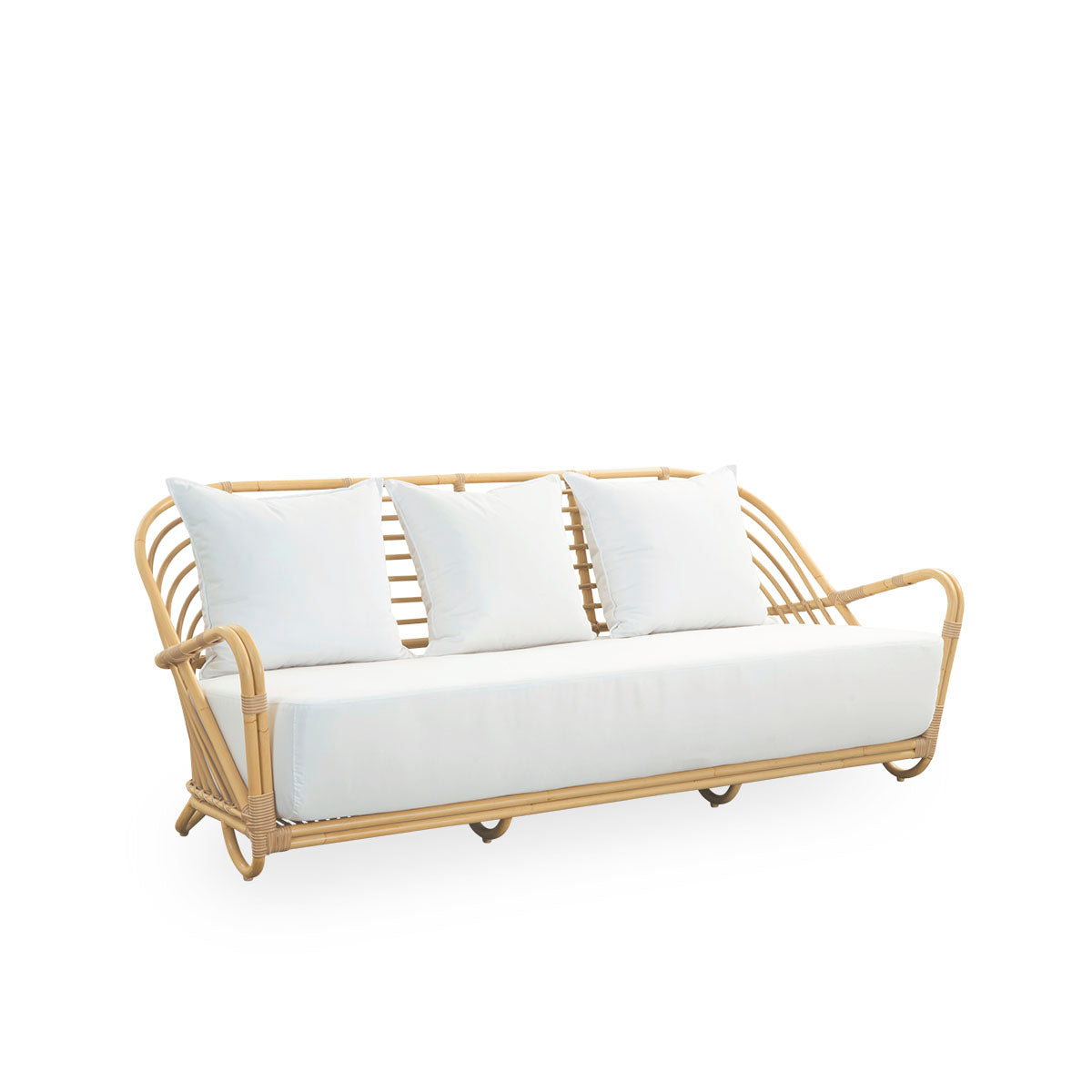 Side view af Charlottenborg udendørs 3-personers sofa i rattan-look, designet af Arne Jacobsen. Sofaen har en buet ryg og armlæn integreret i basen, håndlavet med Alu-Rattan-ramme og flettede ArtFibre-detaljer.