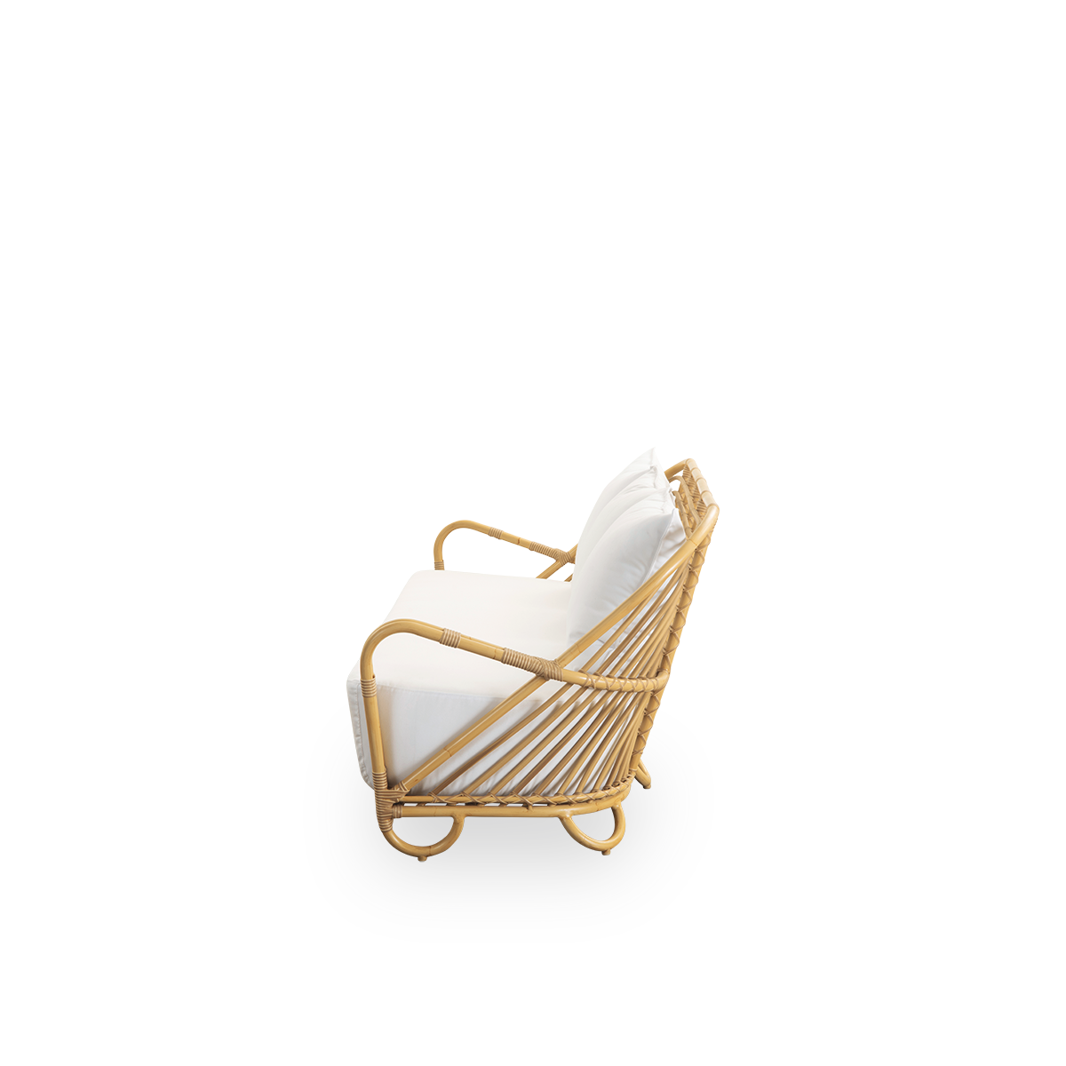 Side view af Charlottenborg udendørs 3-personers sofa i rattan-look, designet af Arne Jacobsen. Sofaen har en buet ryg og armlæn integreret i basen, håndlavet med Alu-Rattan-ramme og flettede ArtFibre-detaljer.