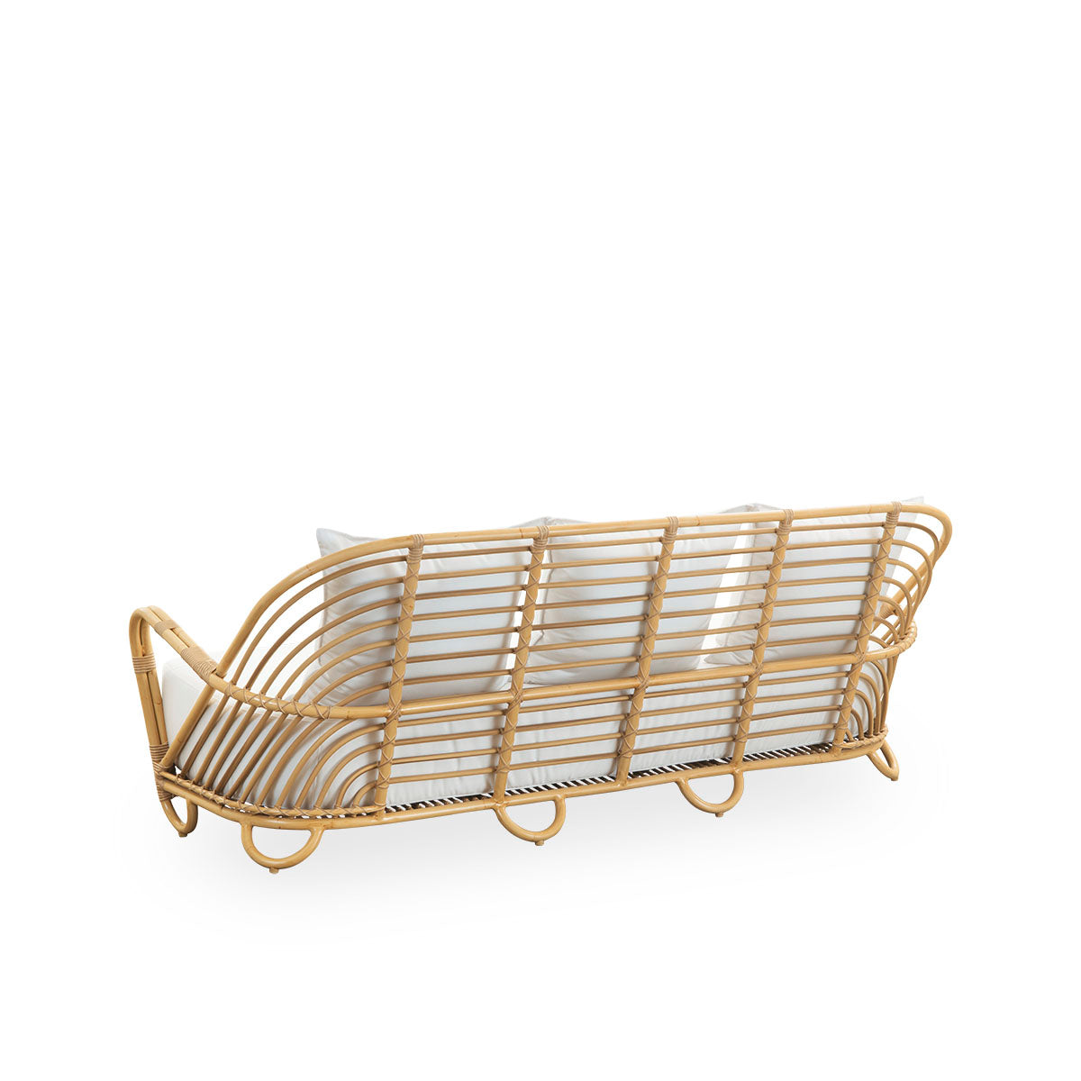 Sidevinkel bagfra af Charlottenborg Exterior 3-personers sofa i rattan-look, designet af Arne Jacobsen. Sofaen har en buet ryg og armlæn integreret i basen, håndlavet med en Alu-Rattan-ramme og flettede ArtFibre-detaljer.