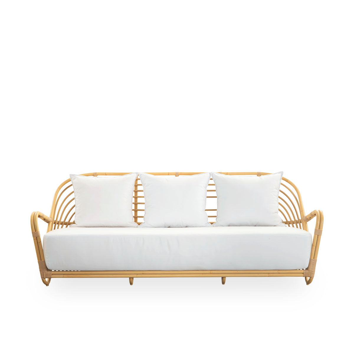 Ren front vinkel af Charlottenborg Exterior 3-personers sofa i rattan-look, designet af Arne Jacobsen. Sofaen har en buet ryg og armlæn integreret i basen, håndlavet med en Alu-Rattan-ramme og flettede ArtFibre-detaljer.