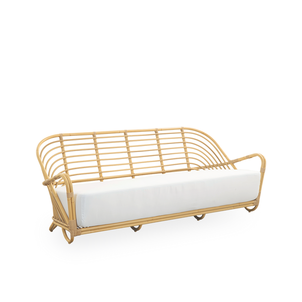 Side view af Charlottenborg udendørs 3-personers sofa i rattan-look, designet af Arne Jacobsen. Sofaen har en buet ryg og armlæn integreret i basen, håndlavet med Alu-Rattan-ramme og flettede ArtFibre-detaljer.