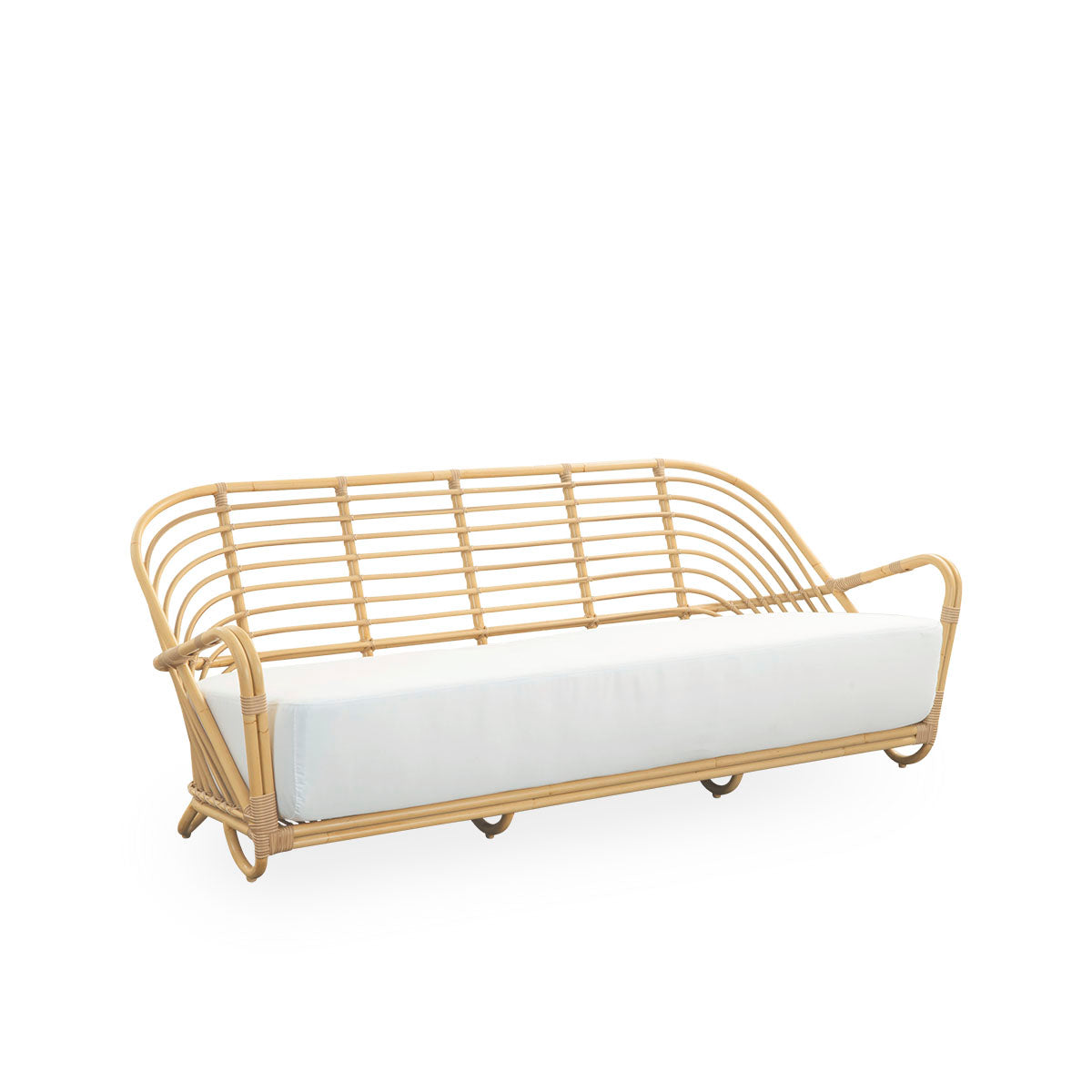 Side view af Charlottenborg udendørs 3-personers sofa i rattan-look, designet af Arne Jacobsen. Sofaen har en buet ryg og armlæn integreret i basen, håndlavet med Alu-Rattan-ramme og flettede ArtFibre-detaljer.
