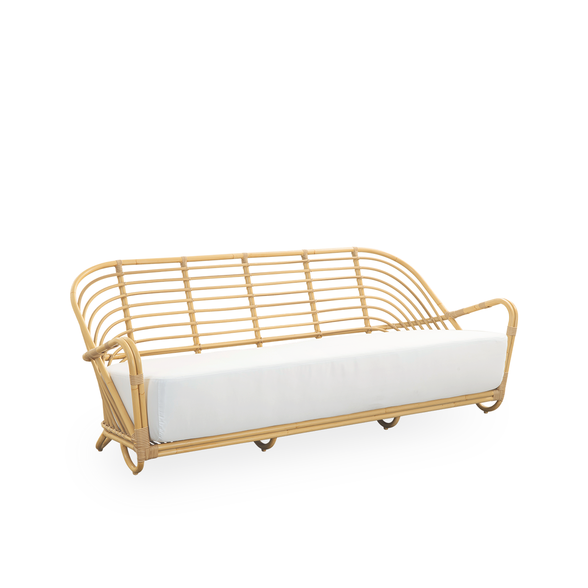 Side view af Charlottenborg udendørs 3-personers sofa i rattan-look, designet af Arne Jacobsen. Sofaen har en buet ryg og armlæn integreret i basen, håndlavet med Alu-Rattan-ramme og flettede ArtFibre-detaljer.