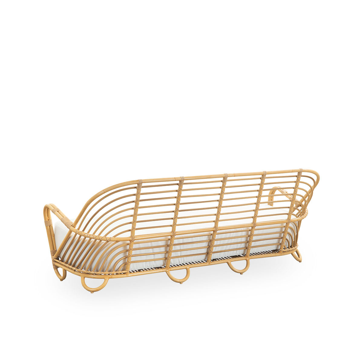 Sidevinkel bagfra af Charlottenborg Exterior 3-personers sofa i rattan-look, designet af Arne Jacobsen. Sofaen har en buet ryg og armlæn integreret i basen, håndlavet med en Alu-Rattan-ramme og flettede ArtFibre-detaljer.