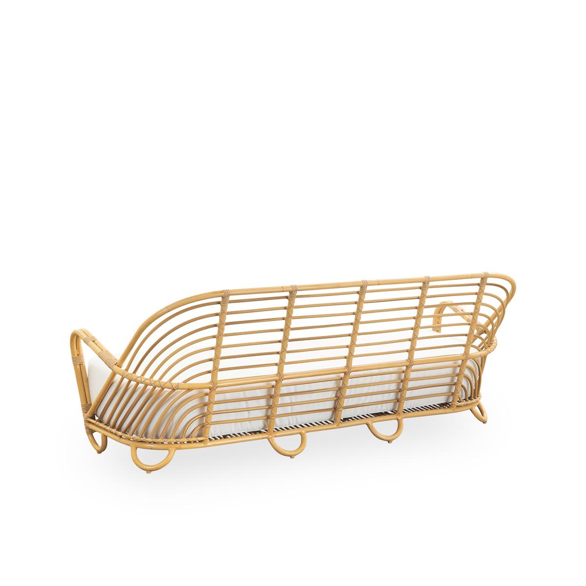 Sidevinkel bagfra af Charlottenborg Exterior 3-personers sofa i rattan-look, designet af Arne Jacobsen. Sofaen har en buet ryg og armlæn integreret i basen, håndlavet med en Alu-Rattan-ramme og flettede ArtFibre-detaljer.