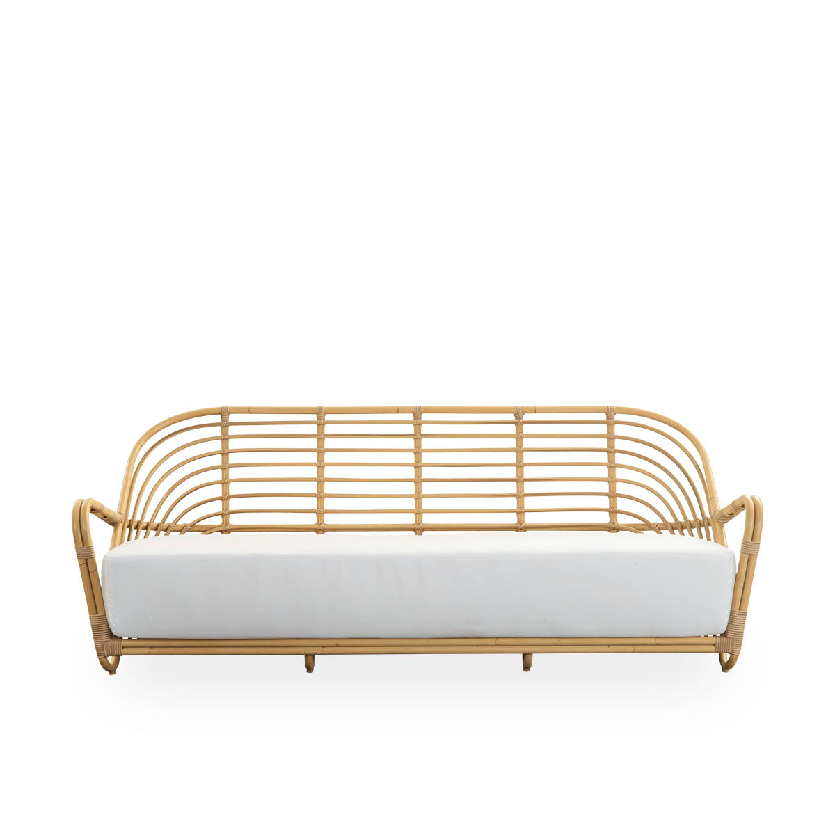 Ren front vinkel af Charlottenborg Exterior 3-personers sofa i rattan-look, designet af Arne Jacobsen. Sofaen har en buet ryg og armlæn integreret i basen, håndlavet med en Alu-Rattan-ramme og flettede ArtFibre-detaljer.