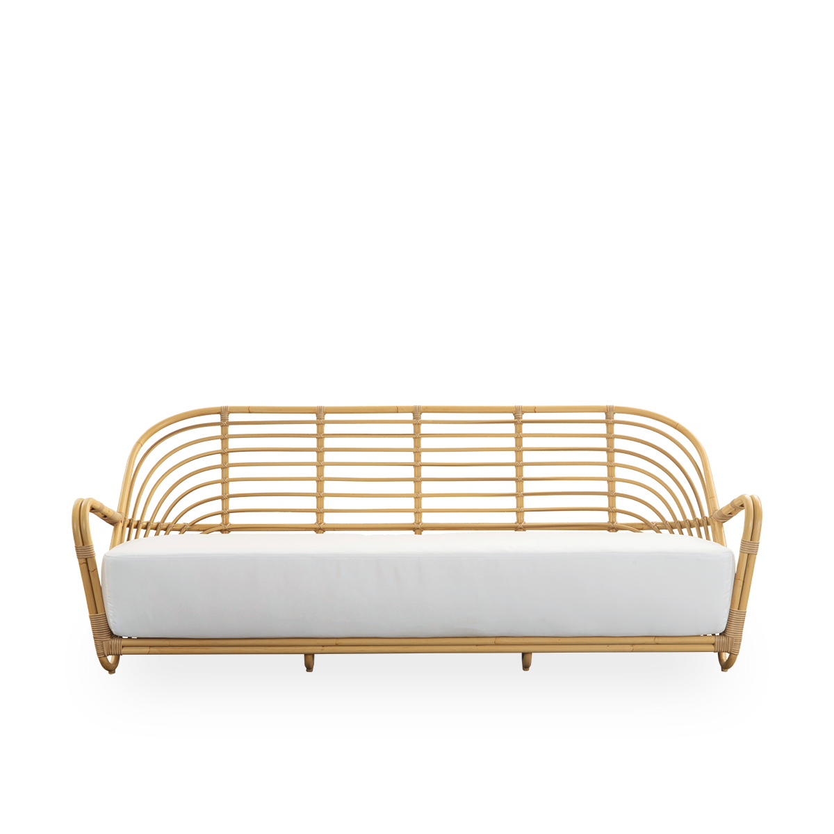 Ren front vinkel af Charlottenborg Exterior 3-personers sofa i rattan-look, designet af Arne Jacobsen. Sofaen har en buet ryg og armlæn integreret i basen, håndlavet med en Alu-Rattan-ramme og flettede ArtFibre-detaljer.