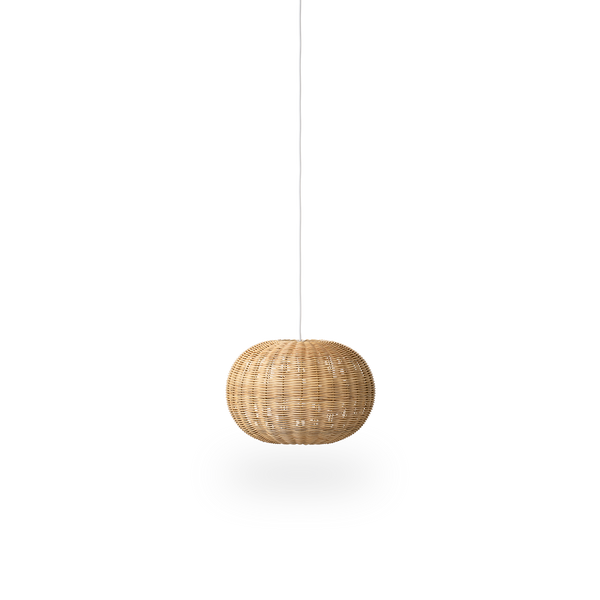 Tangelo rattan-lampeskærm designet af Darcy Clarke, størrelse Small, Ø37 cm. Håndlavet i rattan med indre stålramme, som giver god vægt og stabilitet.