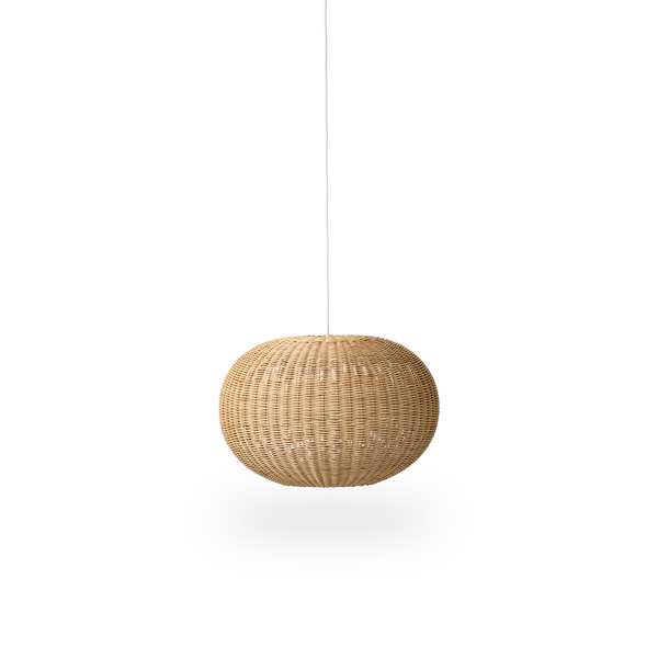 Tangelo rattan-lampeskærm designet af Darcy Clarke, størrelse Medium, Ø49 cm. Håndlavet i rattan med indre stålramme, som giver god vægt og stabilitet.