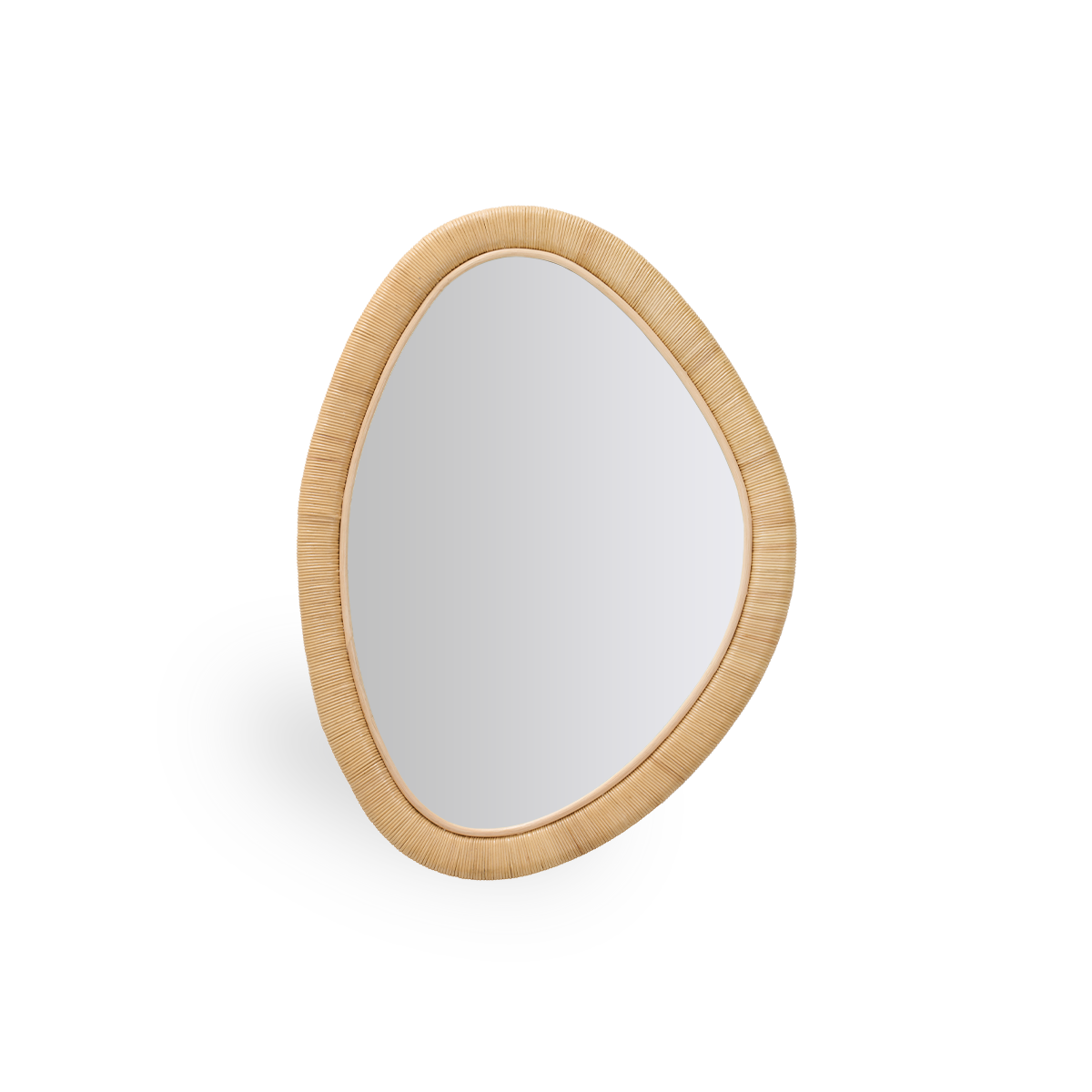 Malou er et spejl med organisk form. Spejlets flettede ramme er håndlavet i højkvalitets indonesisk rattan. Dets bløde former giver spejlet et elegant og dekorativt udtryk.