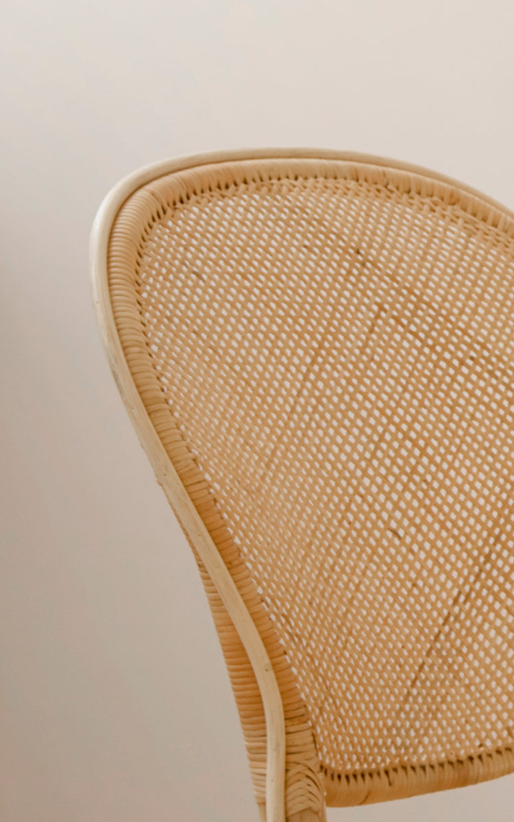 Dette er et nærbillede af Rossini Spisebordsstol i natural rattan. Detaljeret visning af den lyse rattanflet-ryg.