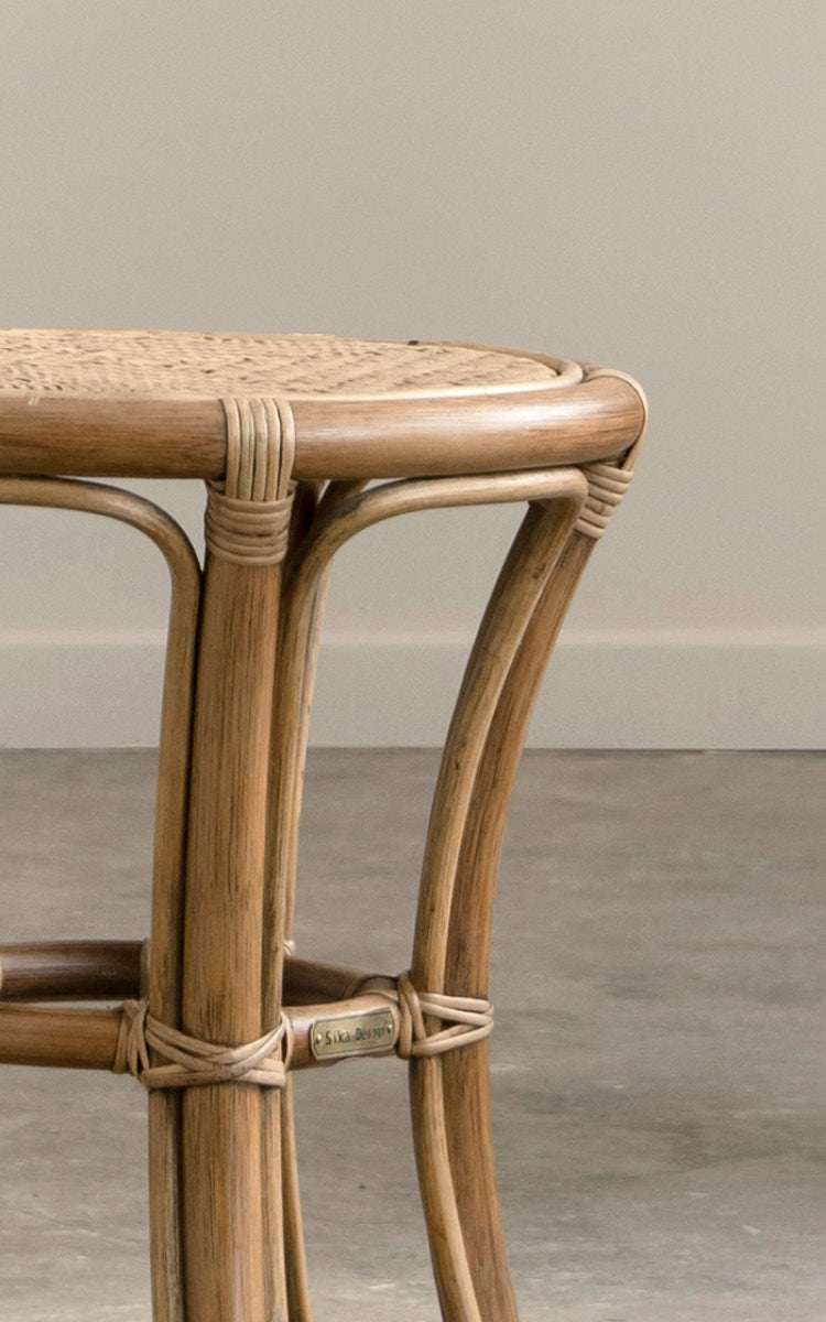 Dette er et nærbillede af Bella Skammel i antique rattan.
