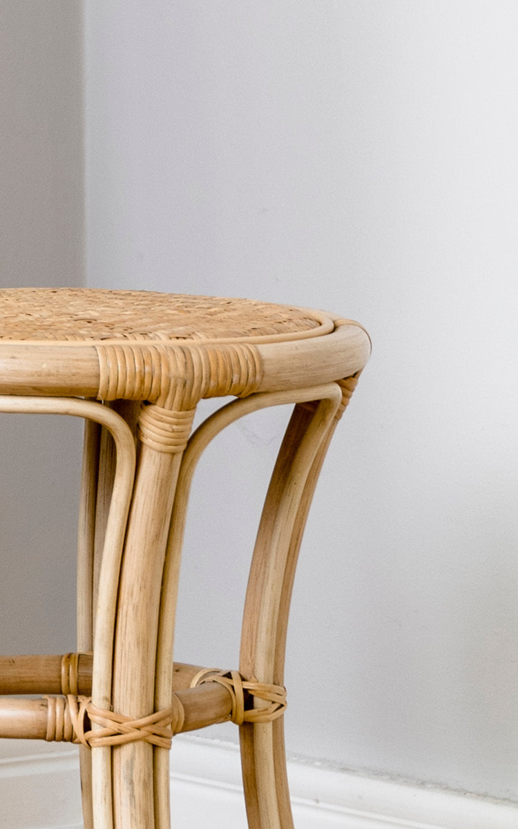 Dette er et nærbillede af Bella Skammel i natural rattan.