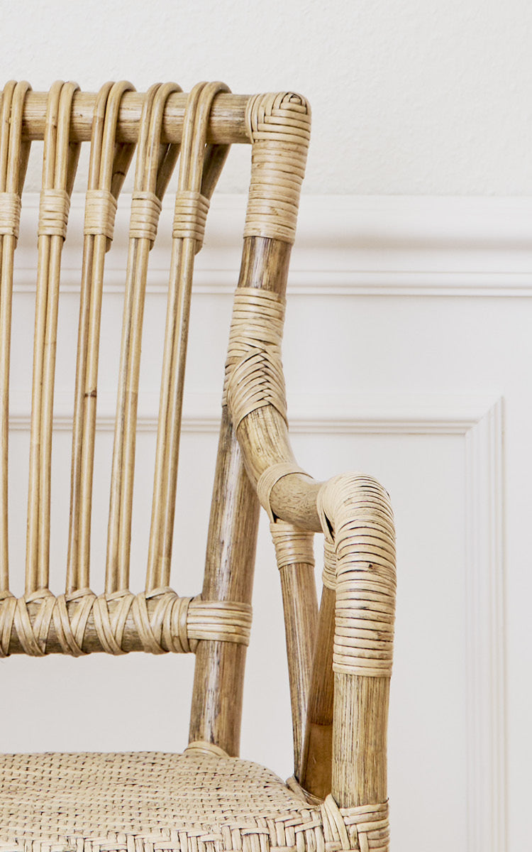 Dette er et nærbillede af Blues Skammel i antique Rattan.