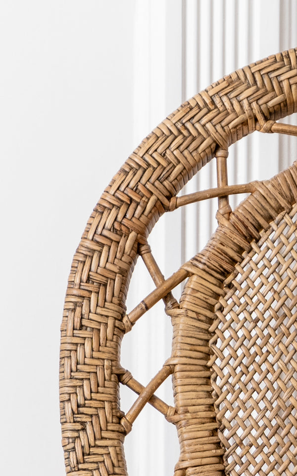 Dette er et nærbillede af Romantica Spisebordsstol i antique rattan. Den flettede sildebensbort og det dekorative krydsede rattanstel er vist.